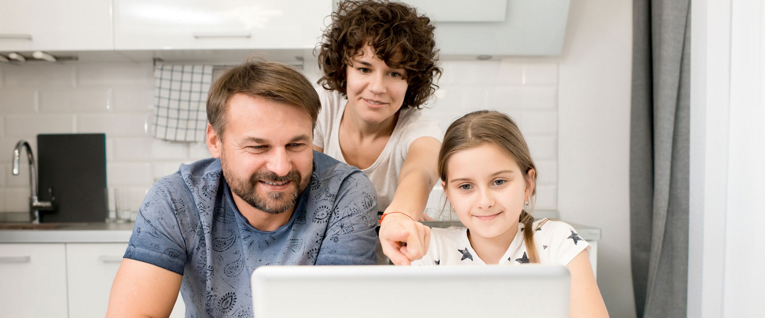 Junge Familie vor Computer © Seventyfour, adobe